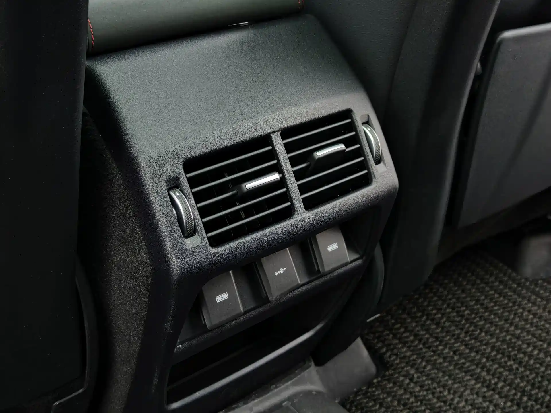Фото 16 - Land Rover Discovery Sport
