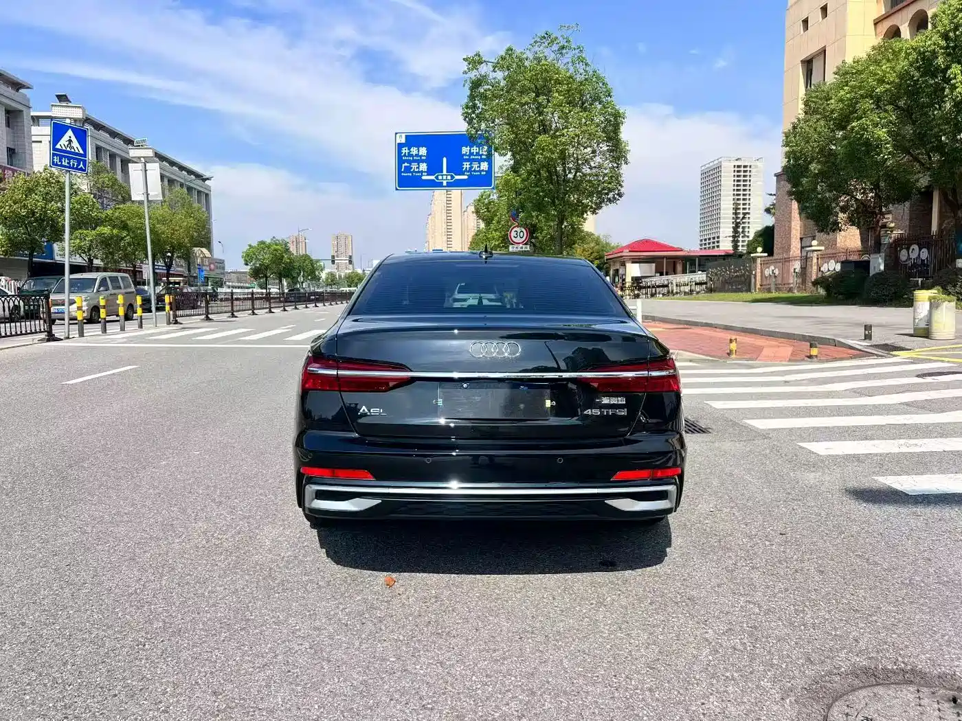Фото 8 - Audi A6L