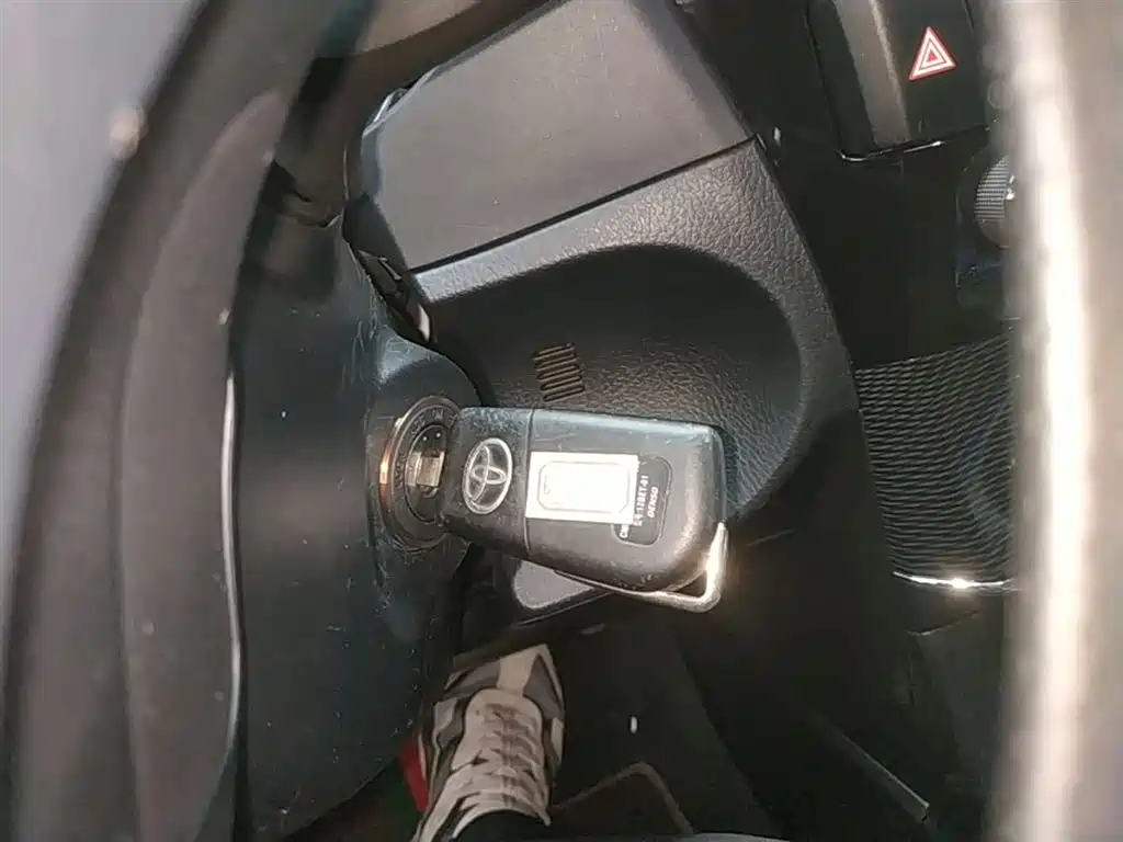 Toyota Corolla 2014 1.6L CVT GL-i Leather Edition фото 9
