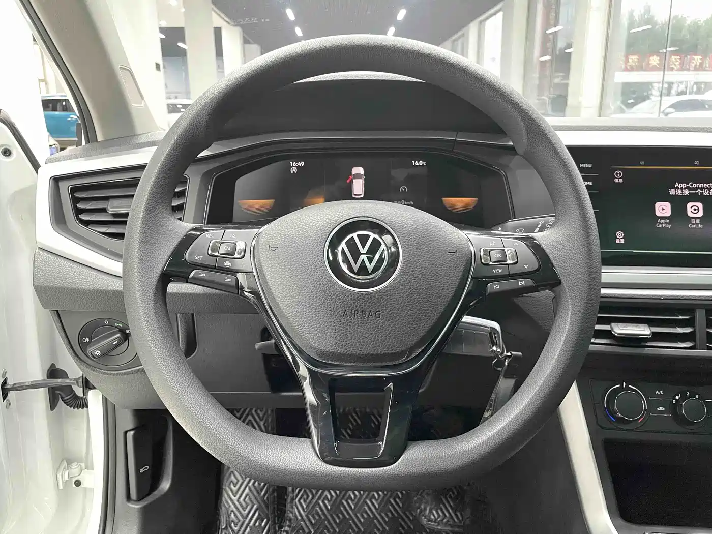 VOLKSWAGEN POLO