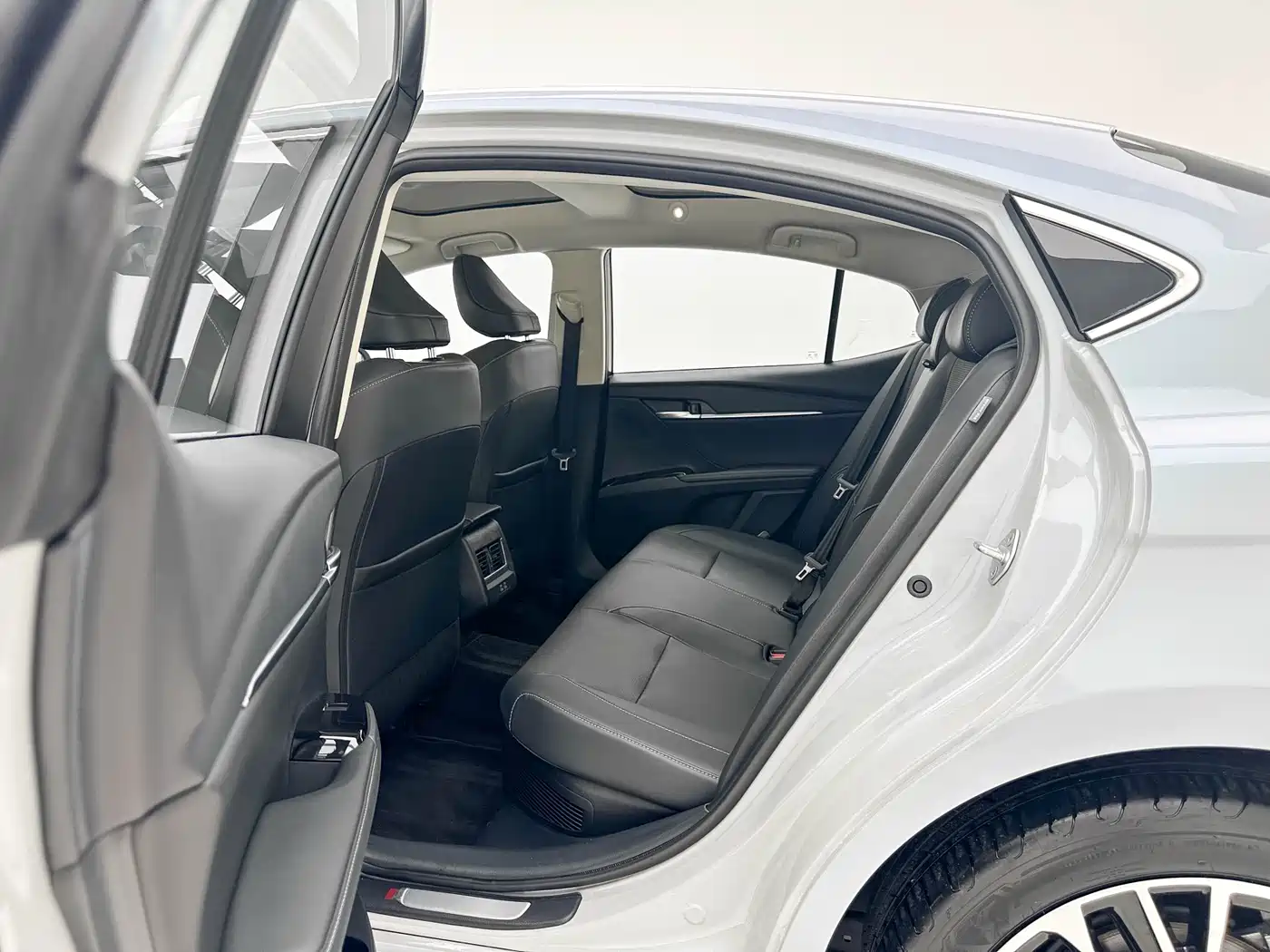 Toyota Camry 2024 Hybrid 2.5HG Premium Edition фото 7