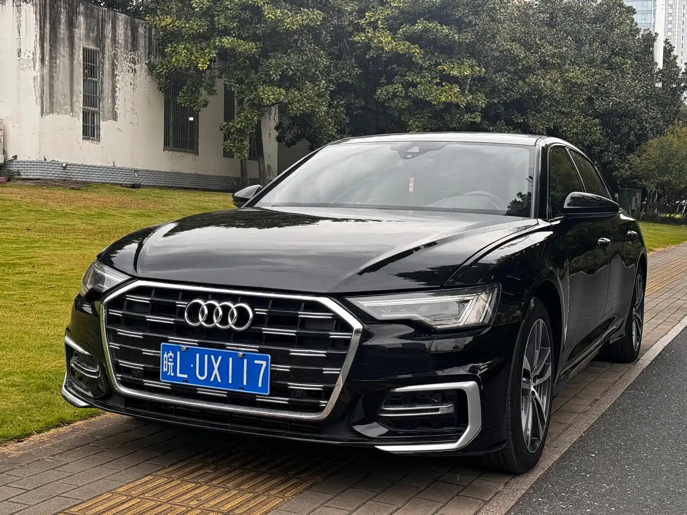 Фото 1 - Audi A6L