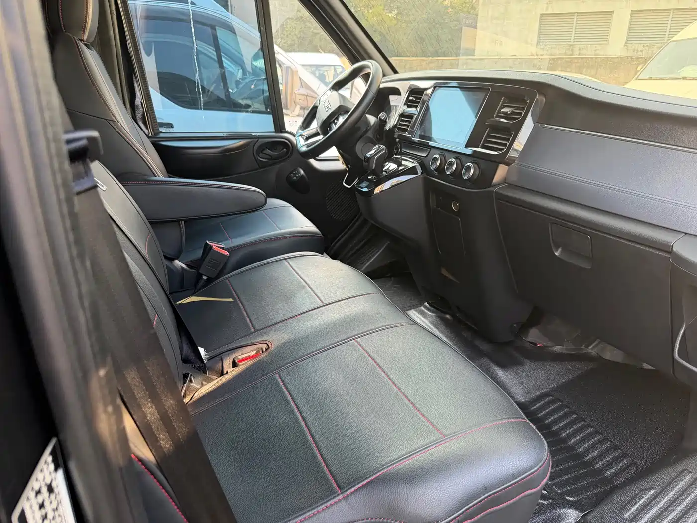 Jiangling JMC Fushun 2024 2025 Model 2.0T 8AT Diesel Short Wheelbase Low Roof Commercial MPV 5/6 Seats Dual-opening Tailgate