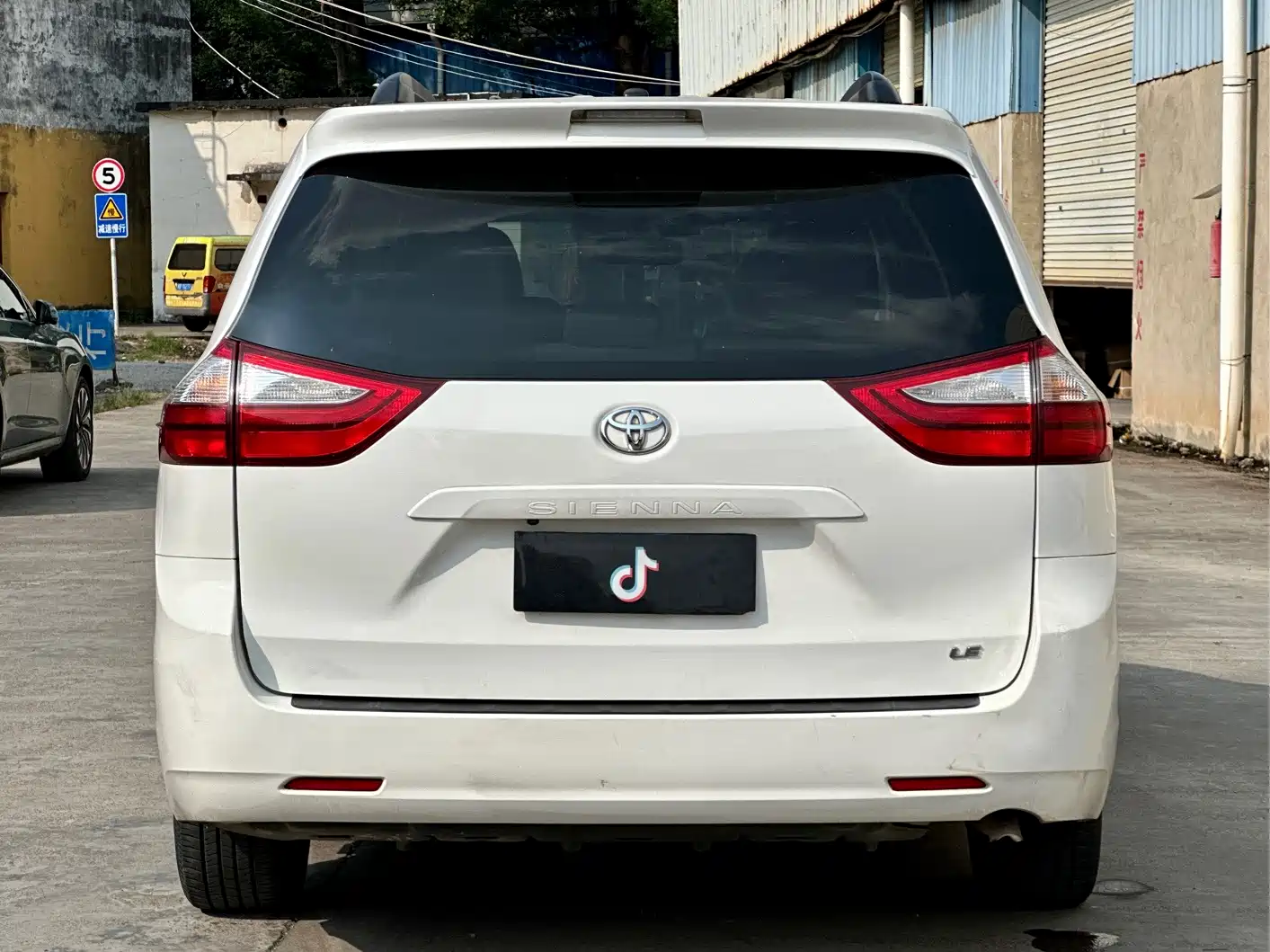 Photo 5 - Toyota Sienna