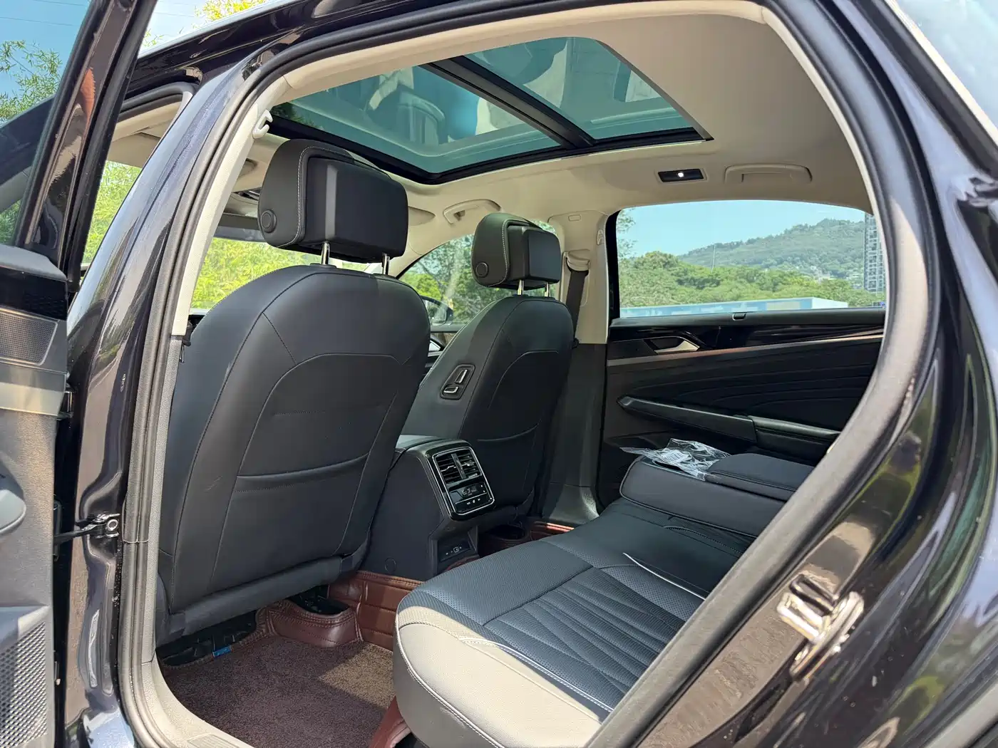 Volkswagen Passat 2022 330TSI Starlight Luxury Edition фото 15