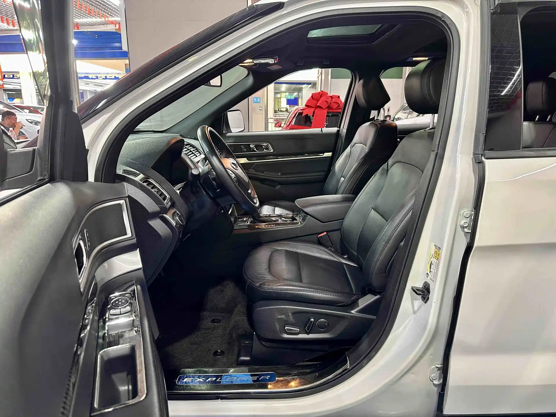 Photo 5 - Ford Explorer (Import)