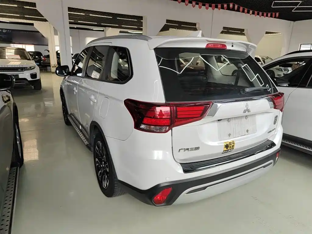 MITSUBISHI OUTLANDER