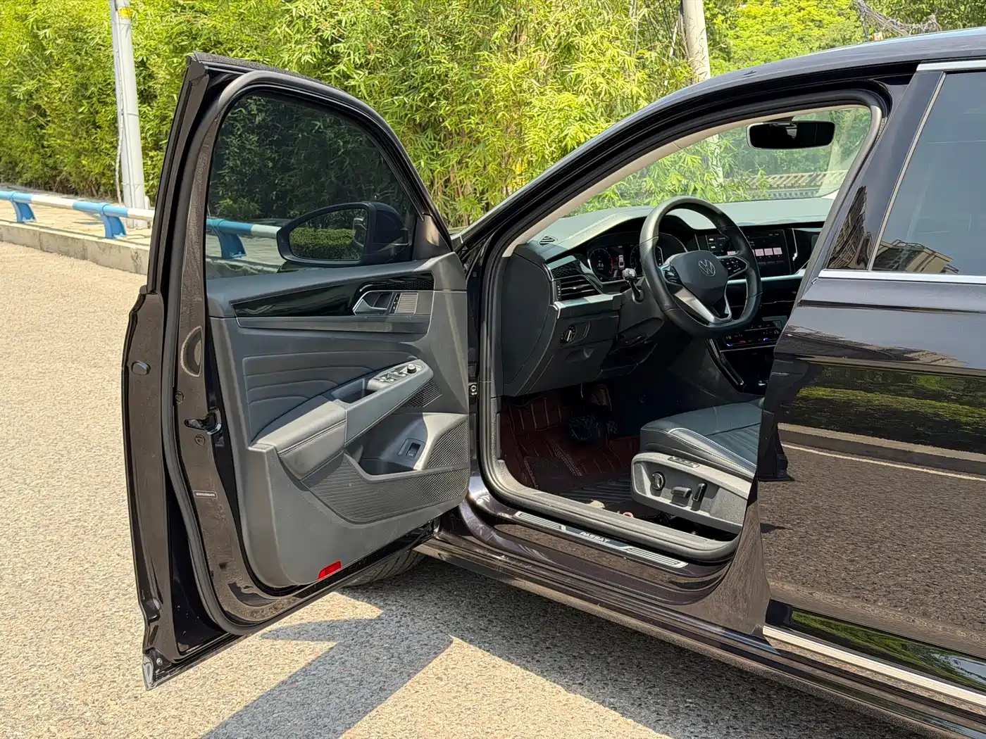 Volkswagen Passat 2022 330TSI Starlight Luxury Edition фото 9