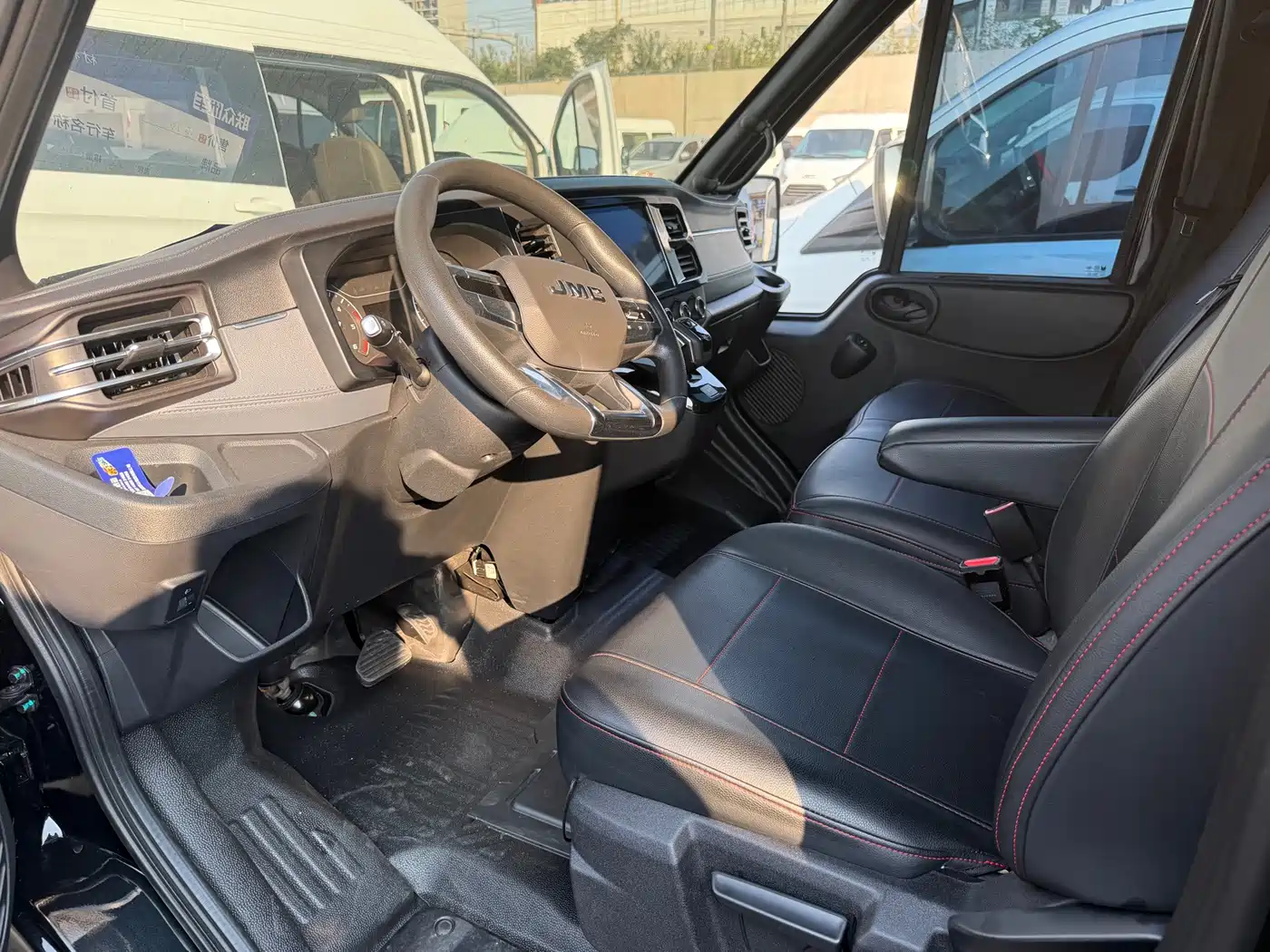 Jiangling JMC Fushun 2024 2025 Model 2.0T 8AT Diesel Short Wheelbase Low Roof Commercial MPV 5/6 Seats Dual-opening Tailgate