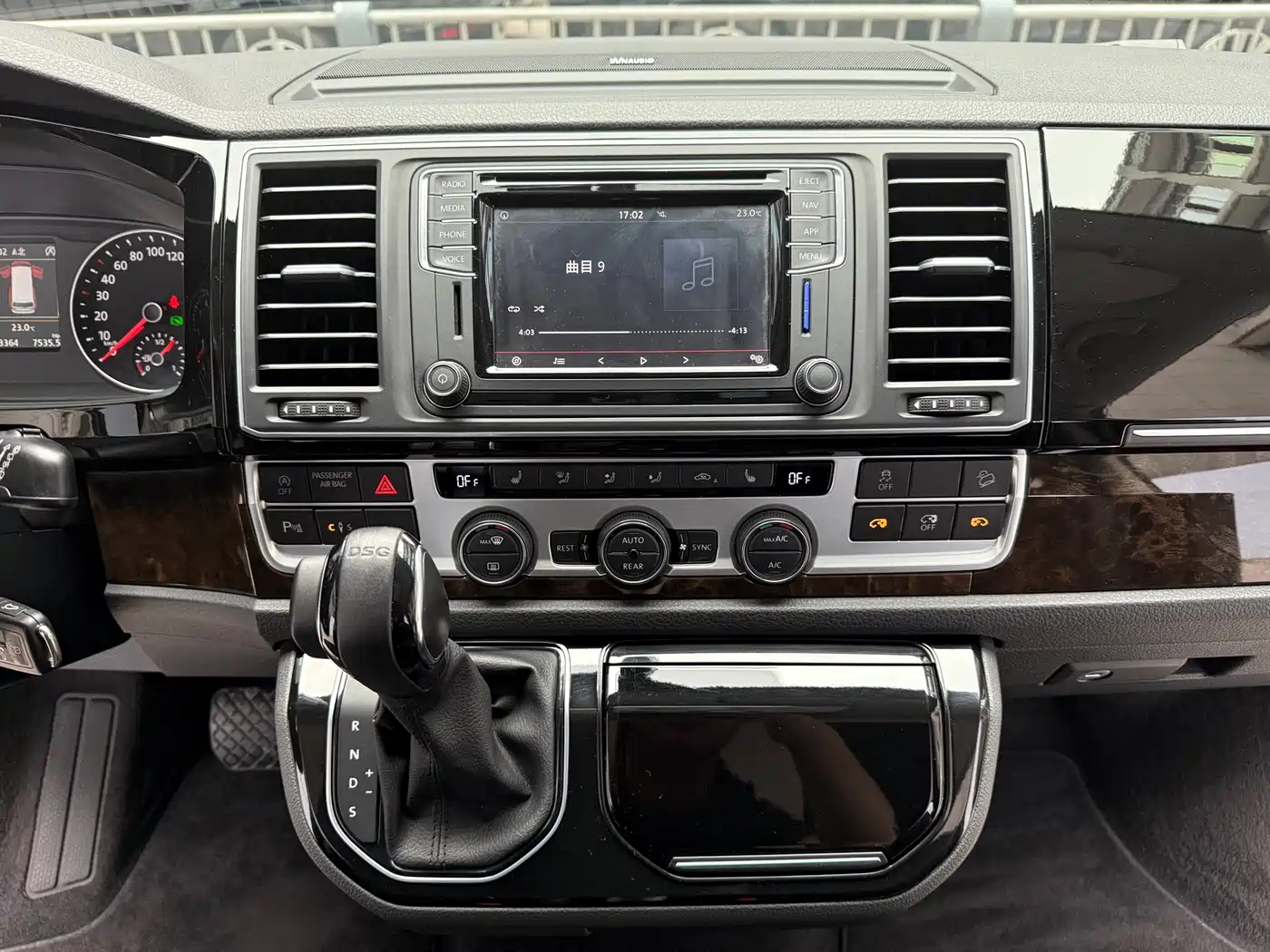 Volkswagen Multivan 2018 2.0TSI 4WD Premium Edition 7-Seater фото 21