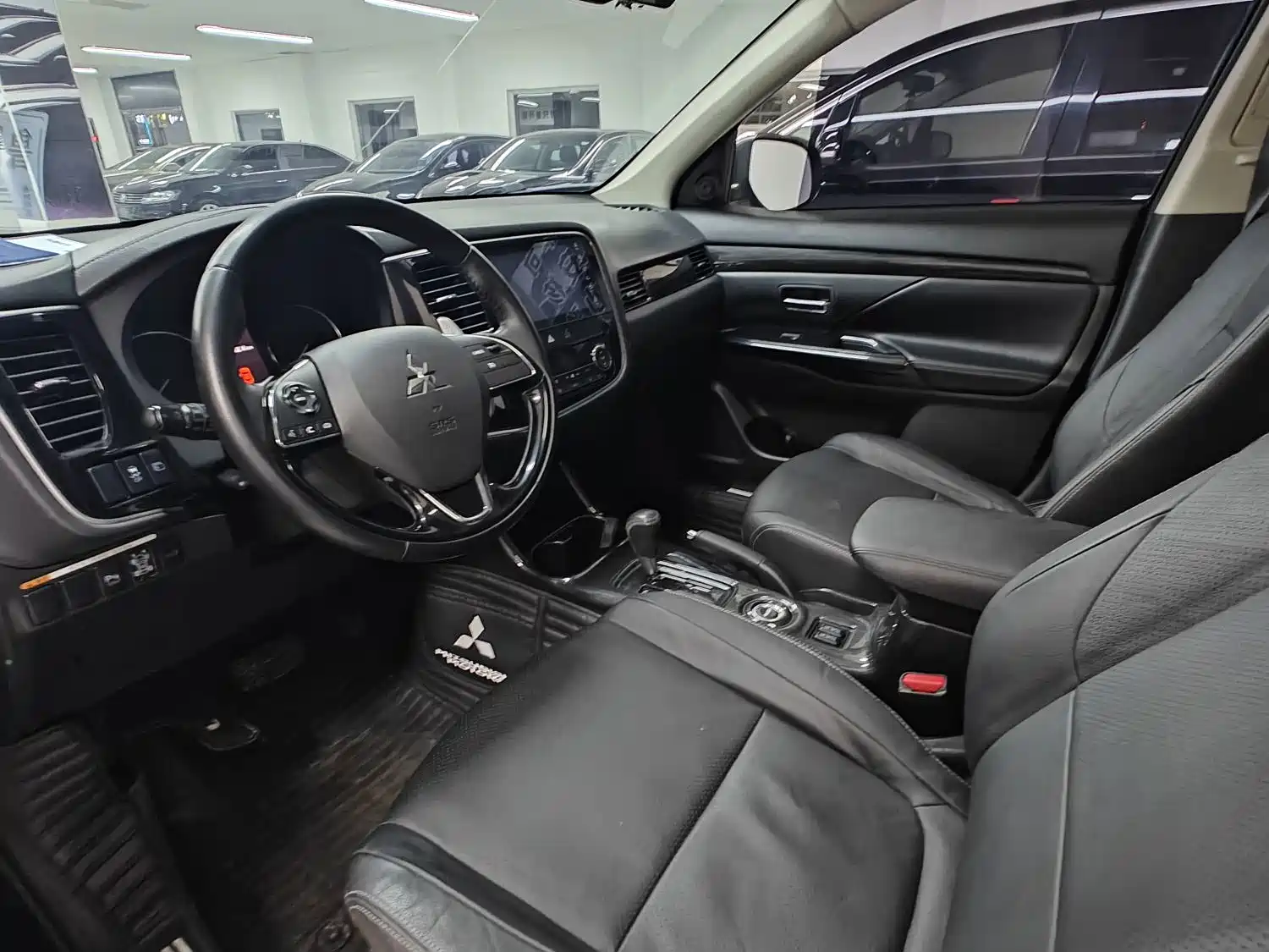 صورة 8 - Mitsubishi Outlander