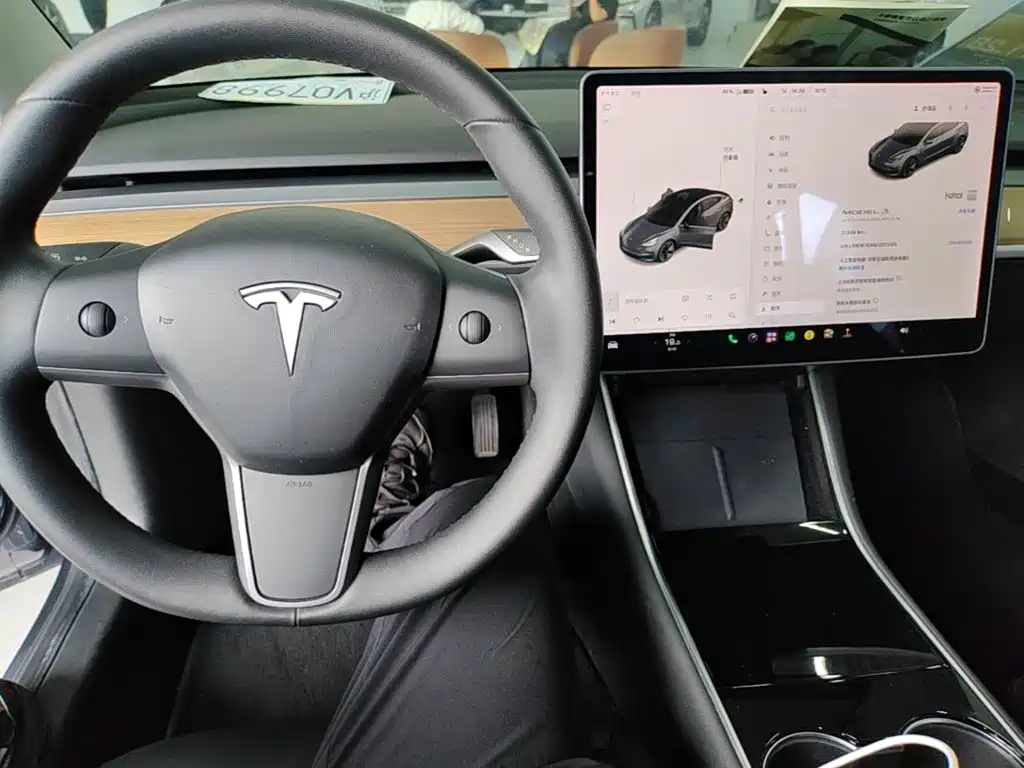 Фото 10 - Tesla Model 3