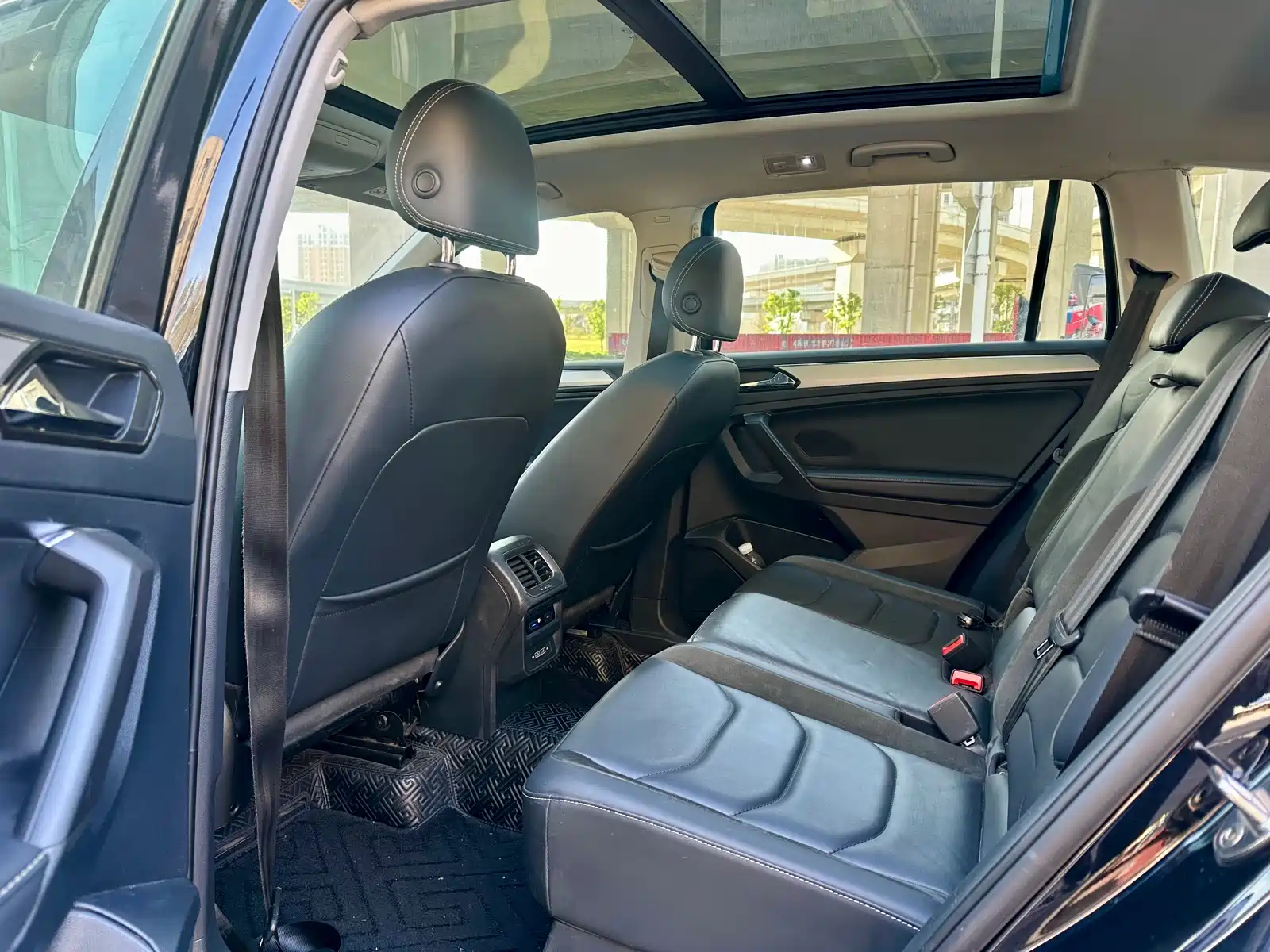Photo 10 - Volkswagen Tiguan L