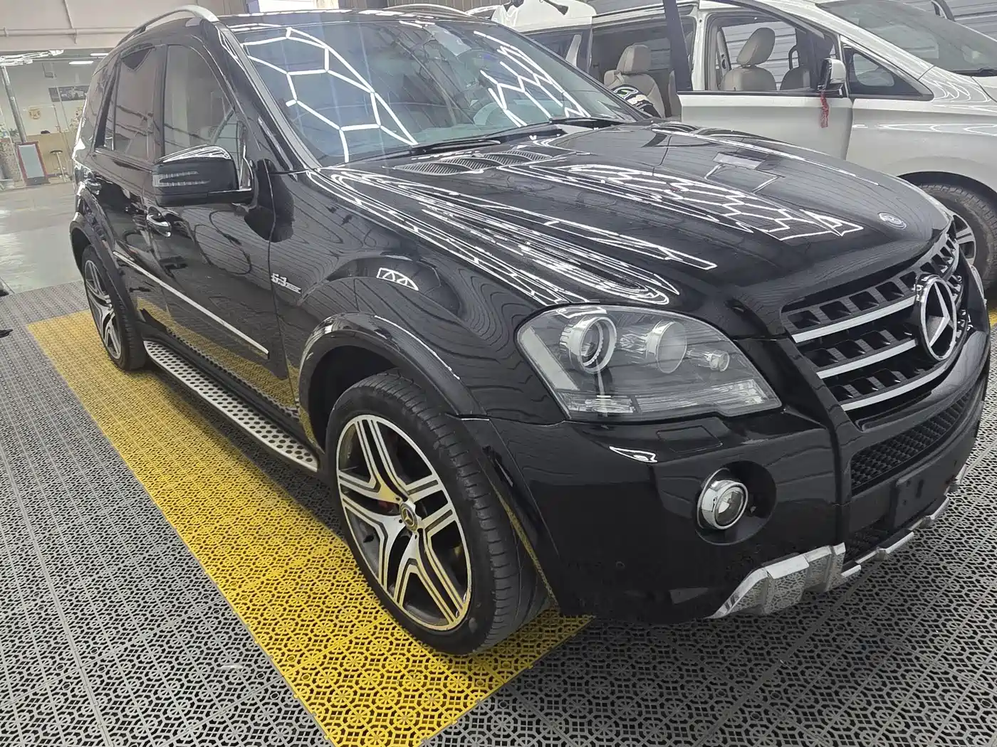 Mercedes-Benz M-Class AMG 2011 AMG ML 63 фото 5