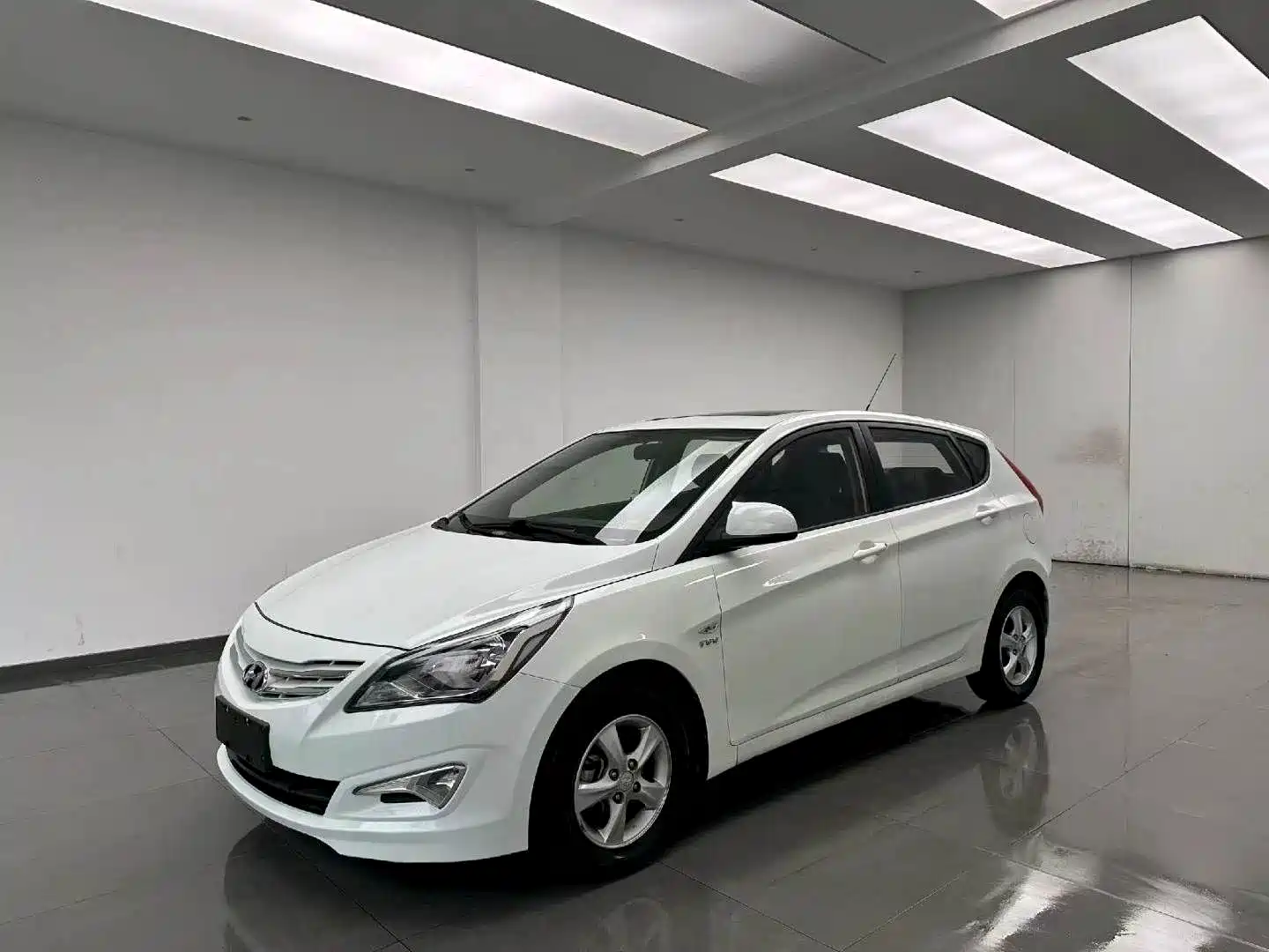 صورة 1 - Hyundai Reina
