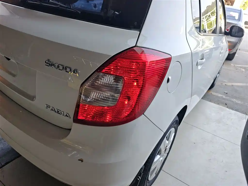 Škoda Fabia 2014 1.4L Automatic Crystal Edition фото 8