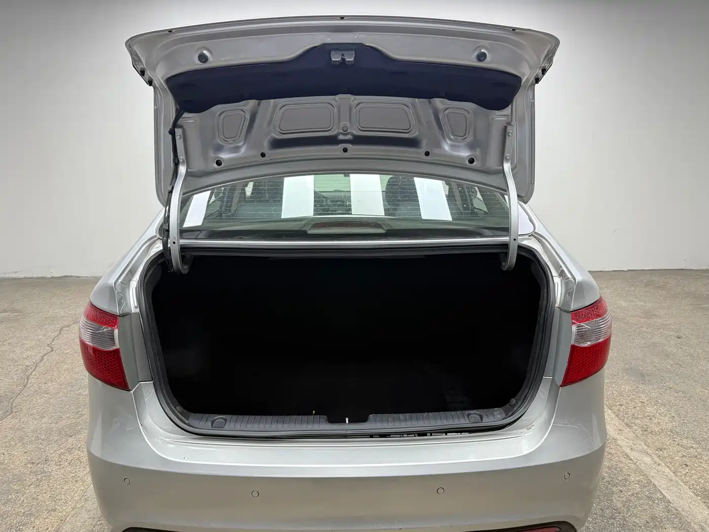 Kia K2 2012 Sedan 1.6L AT Premium ECO Commemorative Edition фото 10