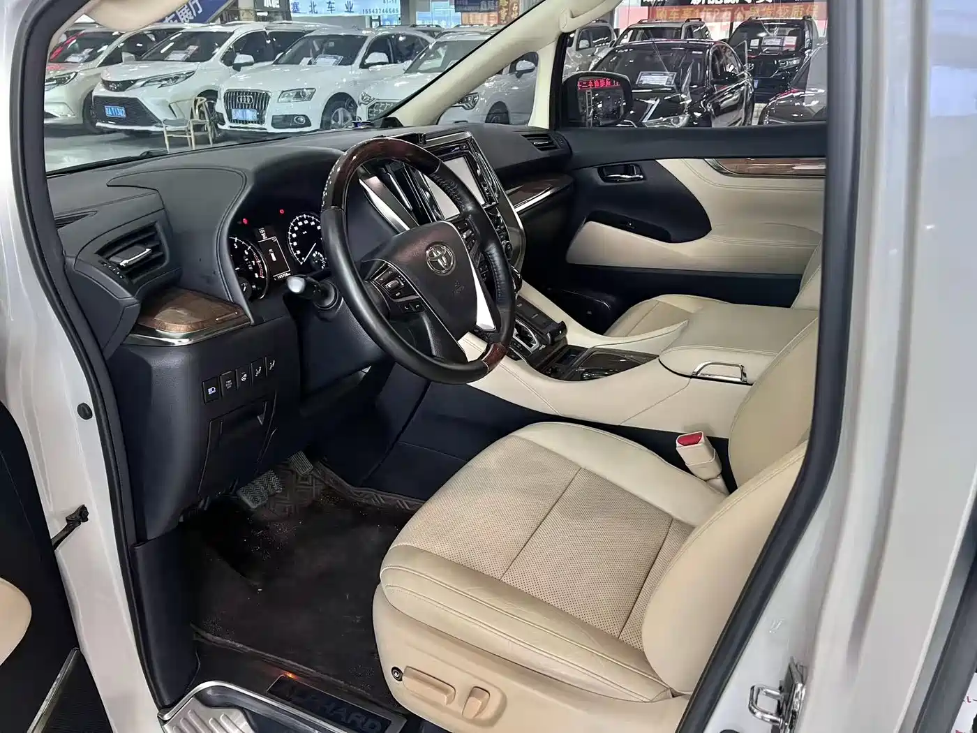 Toyota Alphard 2015 3.5L Premium Edition фото 9