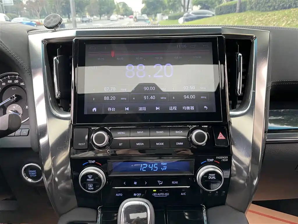 Toyota Alphard 2018 3.5L Luxury фото 11