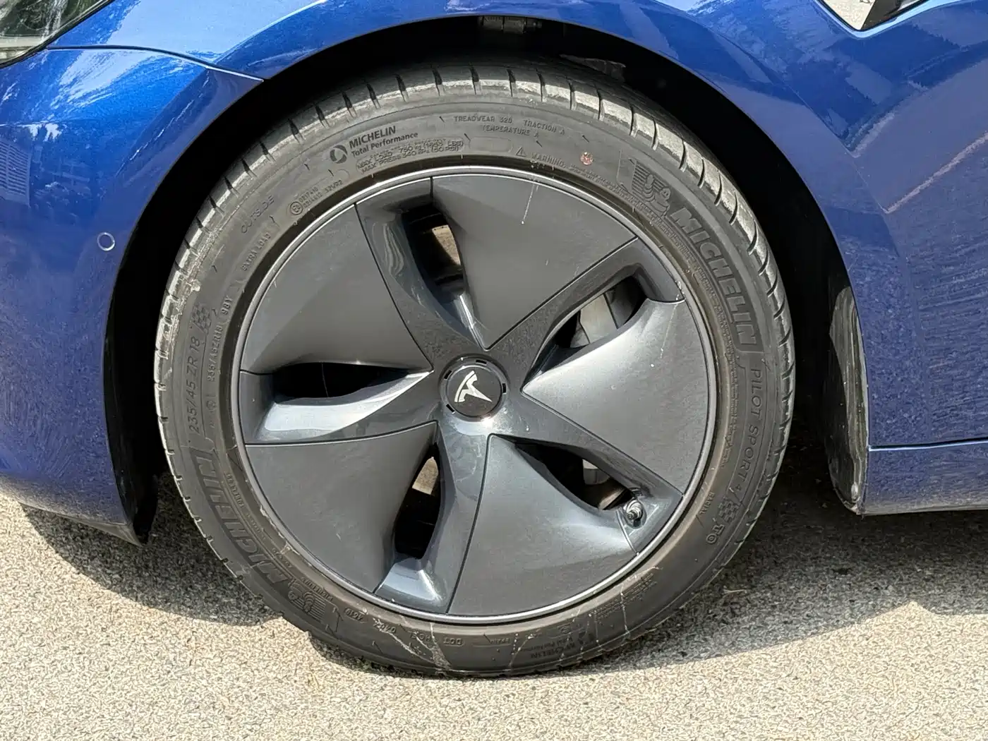 TESLA MODEL 3
