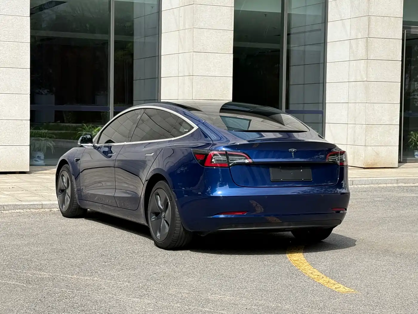 TESLA MODEL 3
