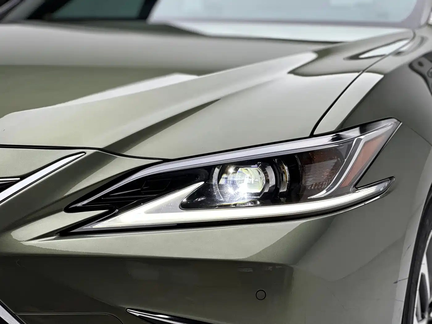 Lexus ES 2022 300h Excellence Edition фото 17