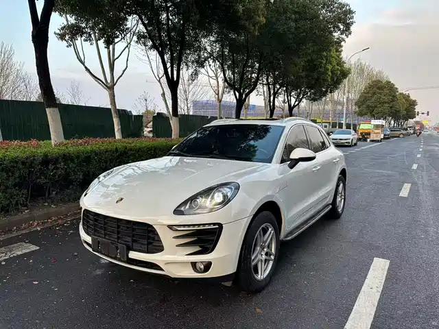 PORSCHE MACAN