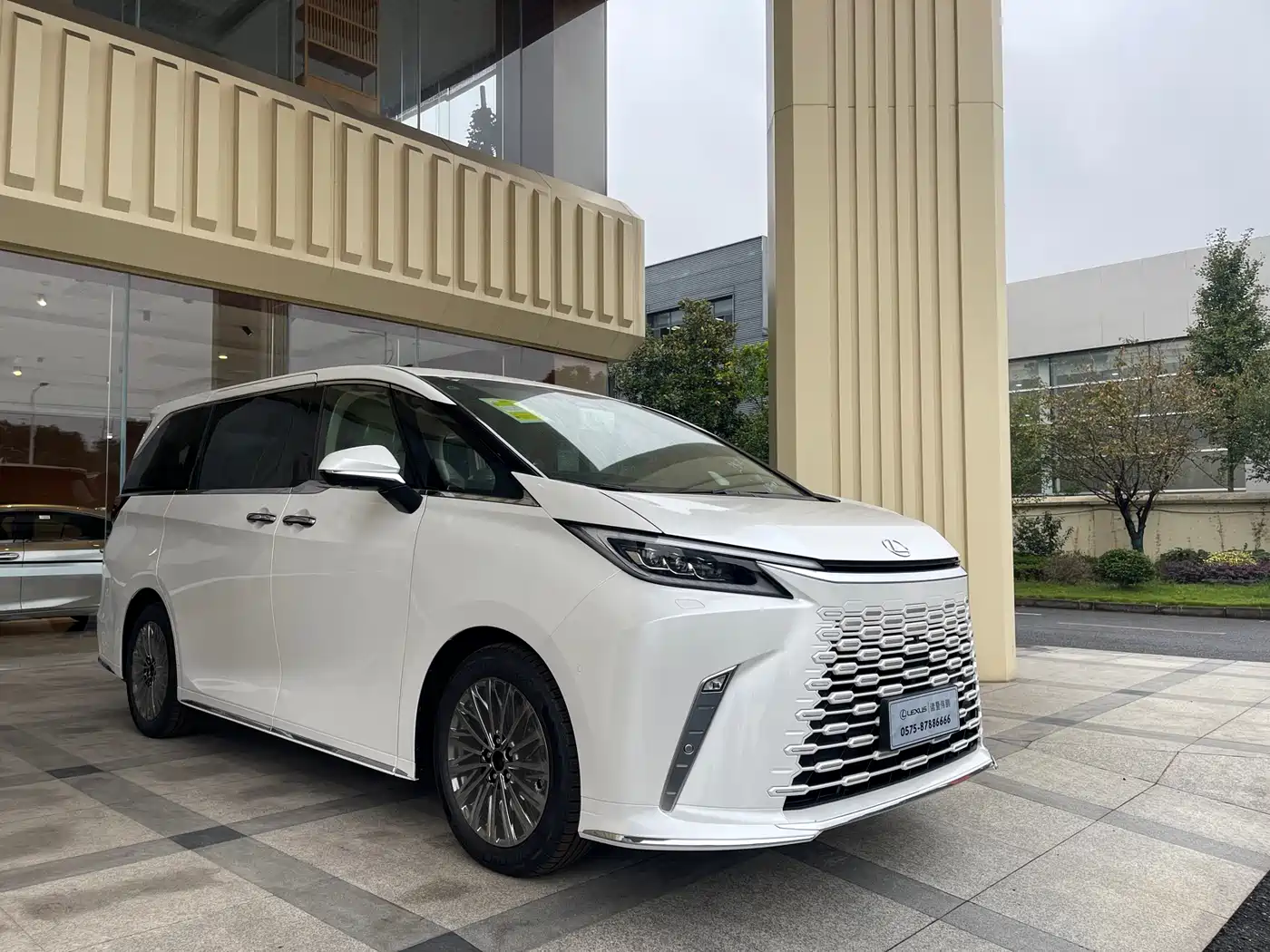Lexus LM 2025 Model 500h Six-Seater Prestige Edition фото 9