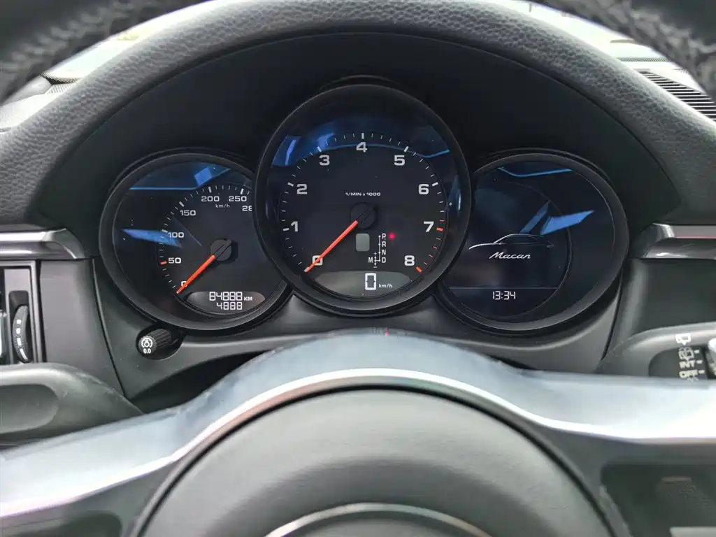 PORSCHE MACAN
