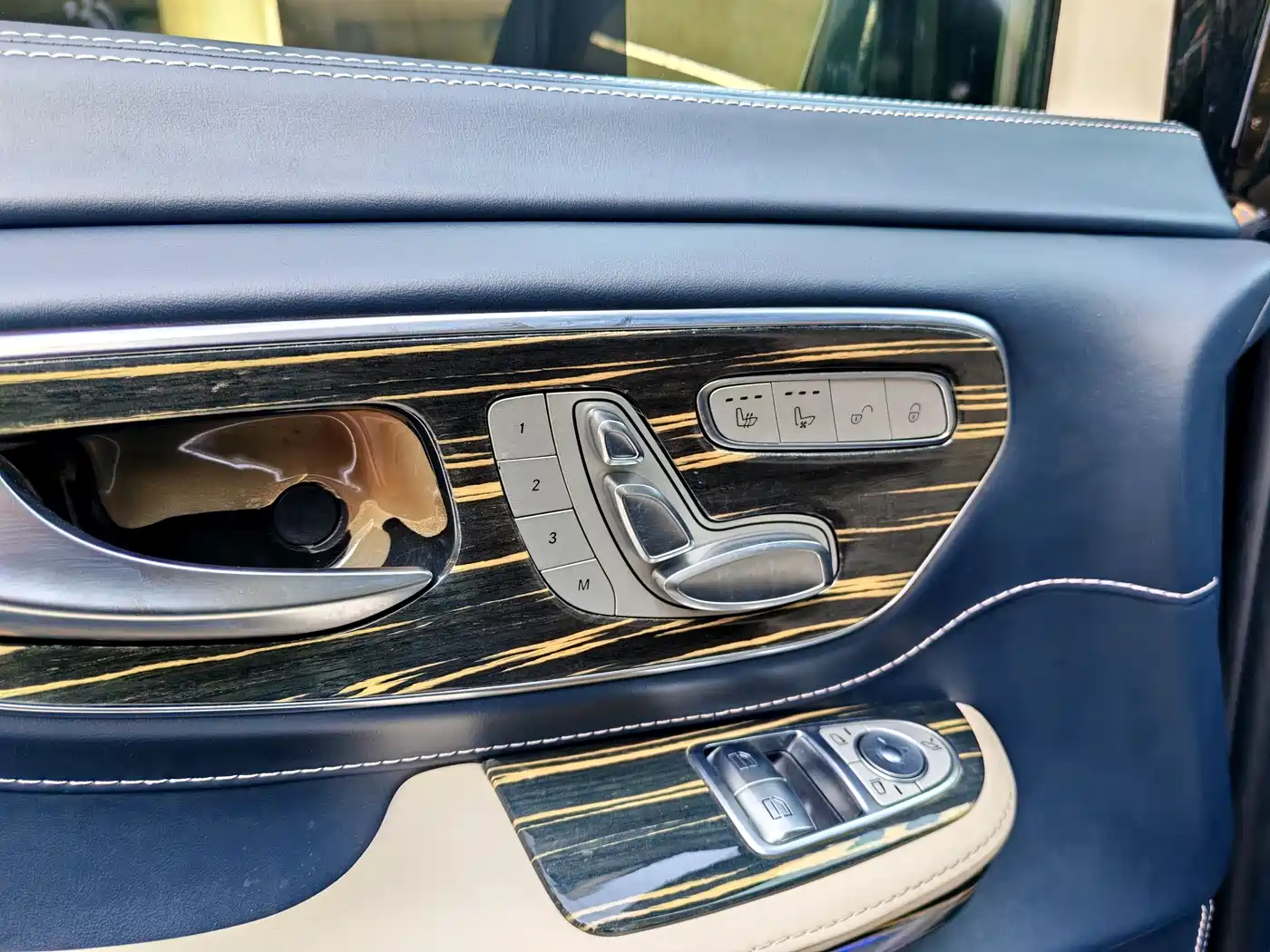 Mercedes-Benz V-Class 2021 V 260 L Long Wheelbase Premium Edition фото 6