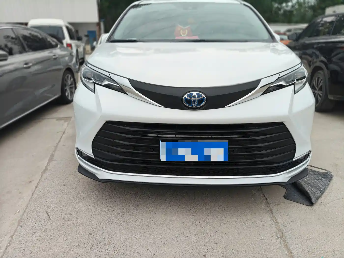Toyota Sienna 2023 2.5L Hybrid Comfort Edition фото 2