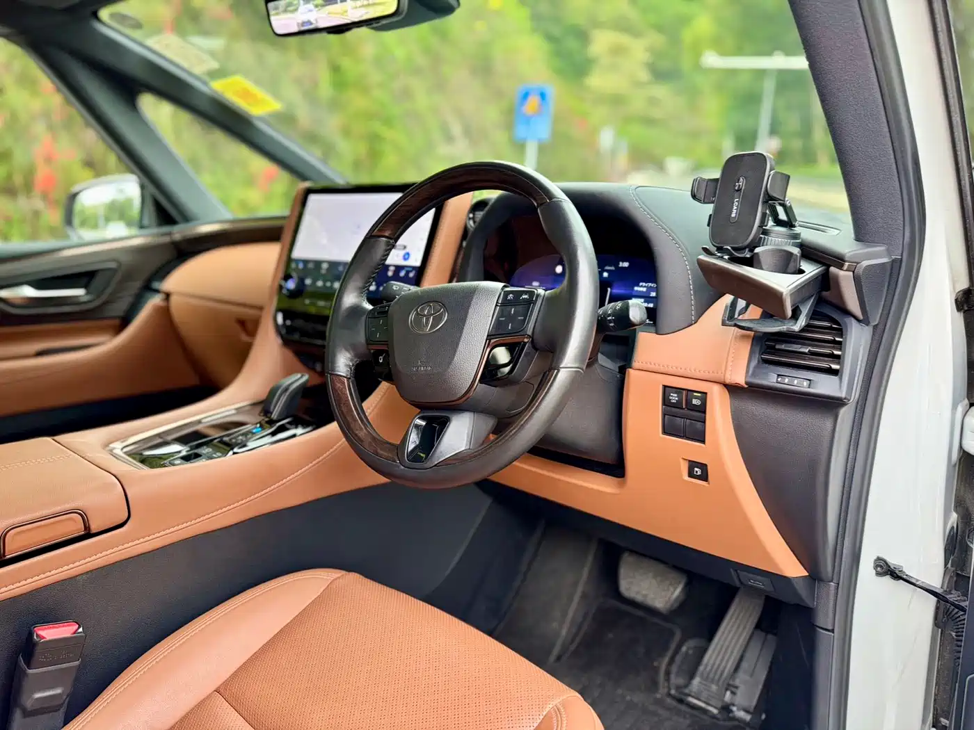 Toyota Vellfire 2023 Crown Hybrid 2.5L HV Luxury фото 5
