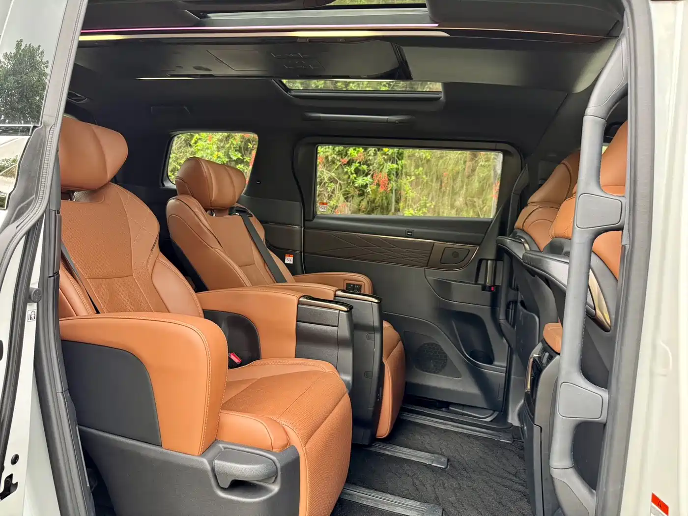 Toyota Vellfire 2023 Crown Hybrid 2.5L HV Luxury фото 12