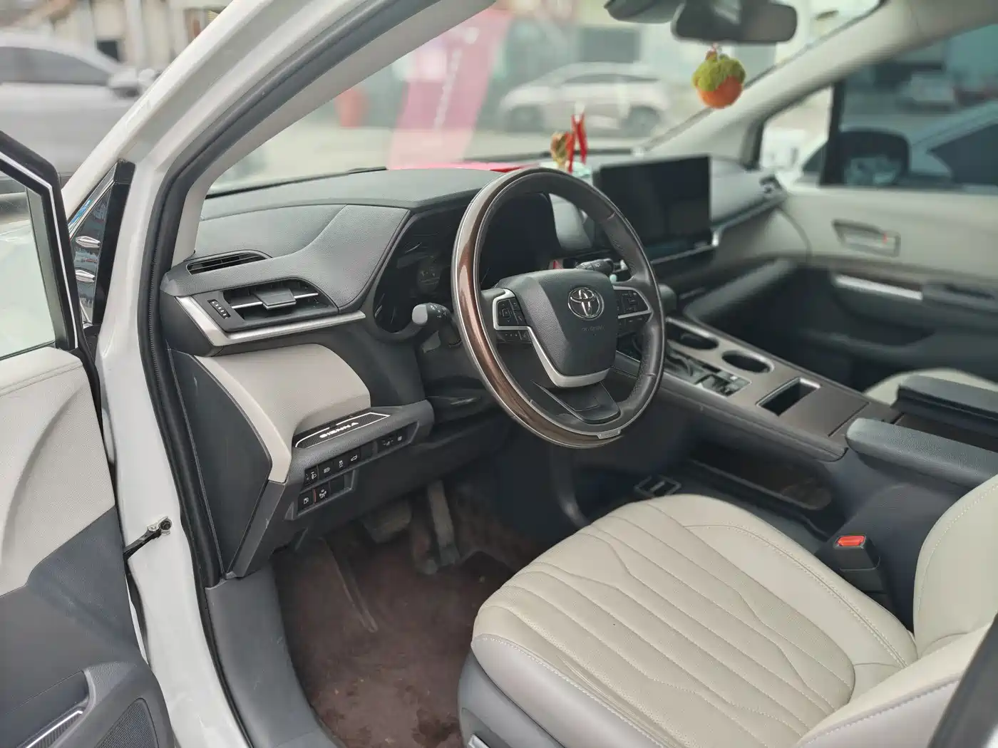 Toyota Sienna 2023 2.5L Hybrid Comfort Edition фото 4