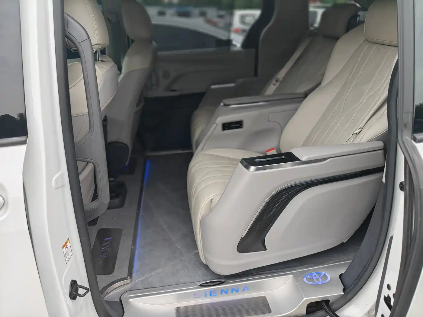 Toyota Sienna 2023 2.5L Hybrid Comfort Edition фото 7
