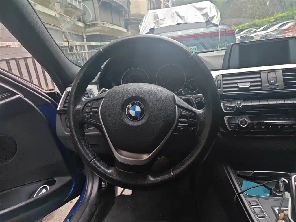 BMW 3 Series 2017 320i M Sport фото 3