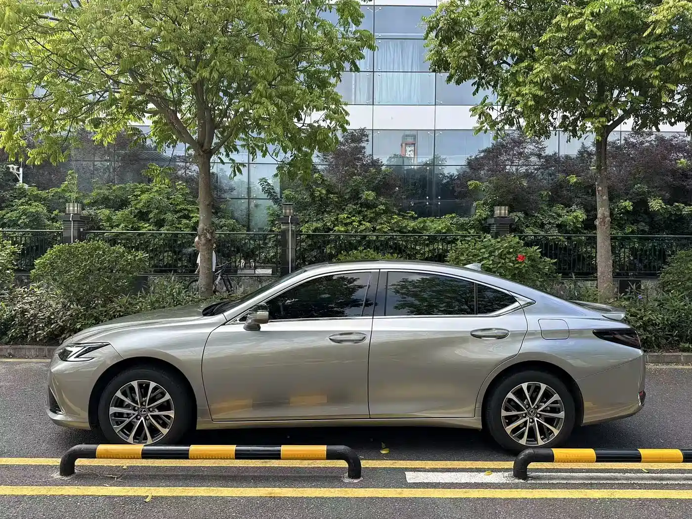 Lexus ES 2025 200 Ultimate Edition фото 11