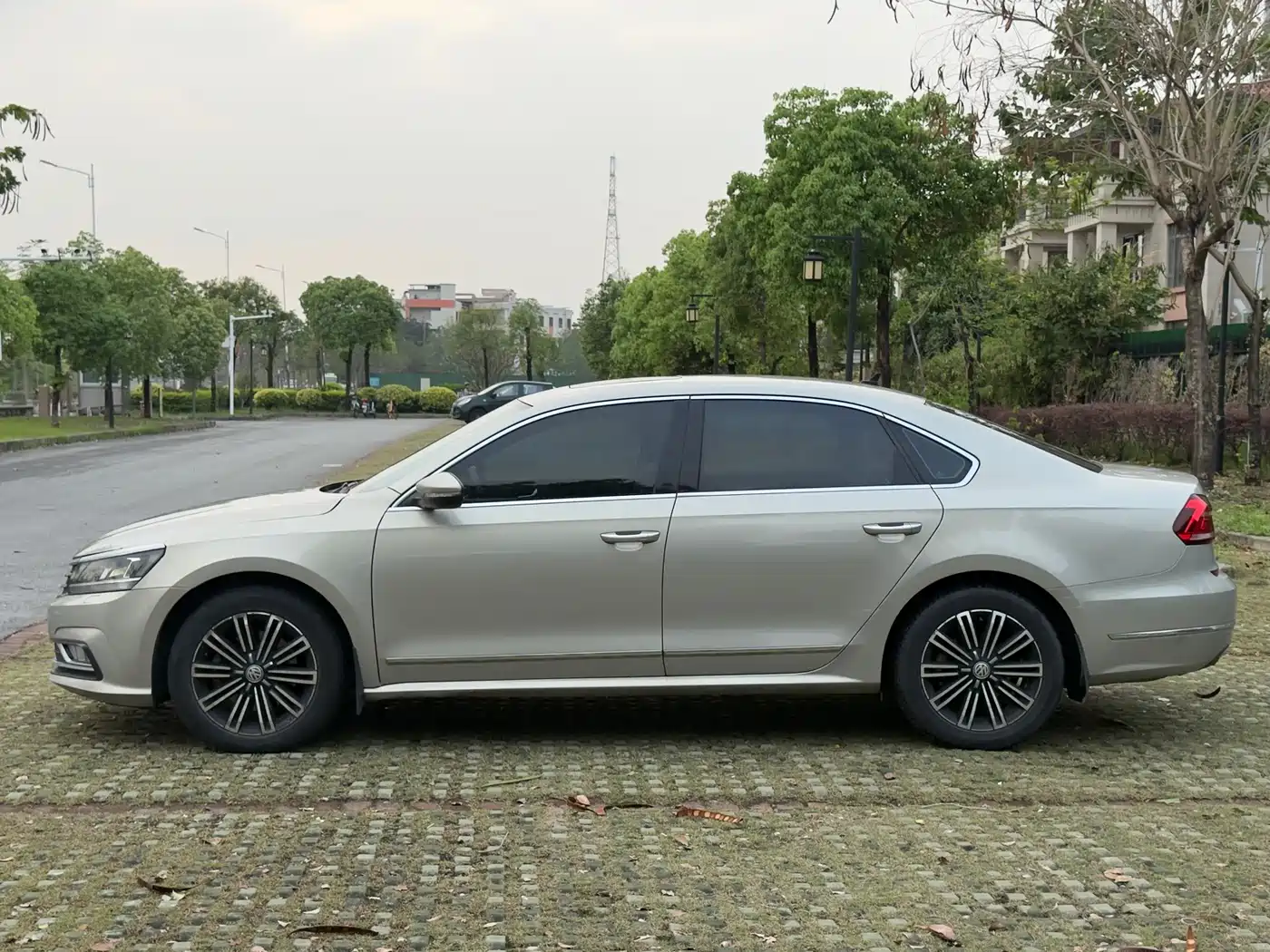 Volkswagen Passat 2017 330TSI DSG Luxury фото 6