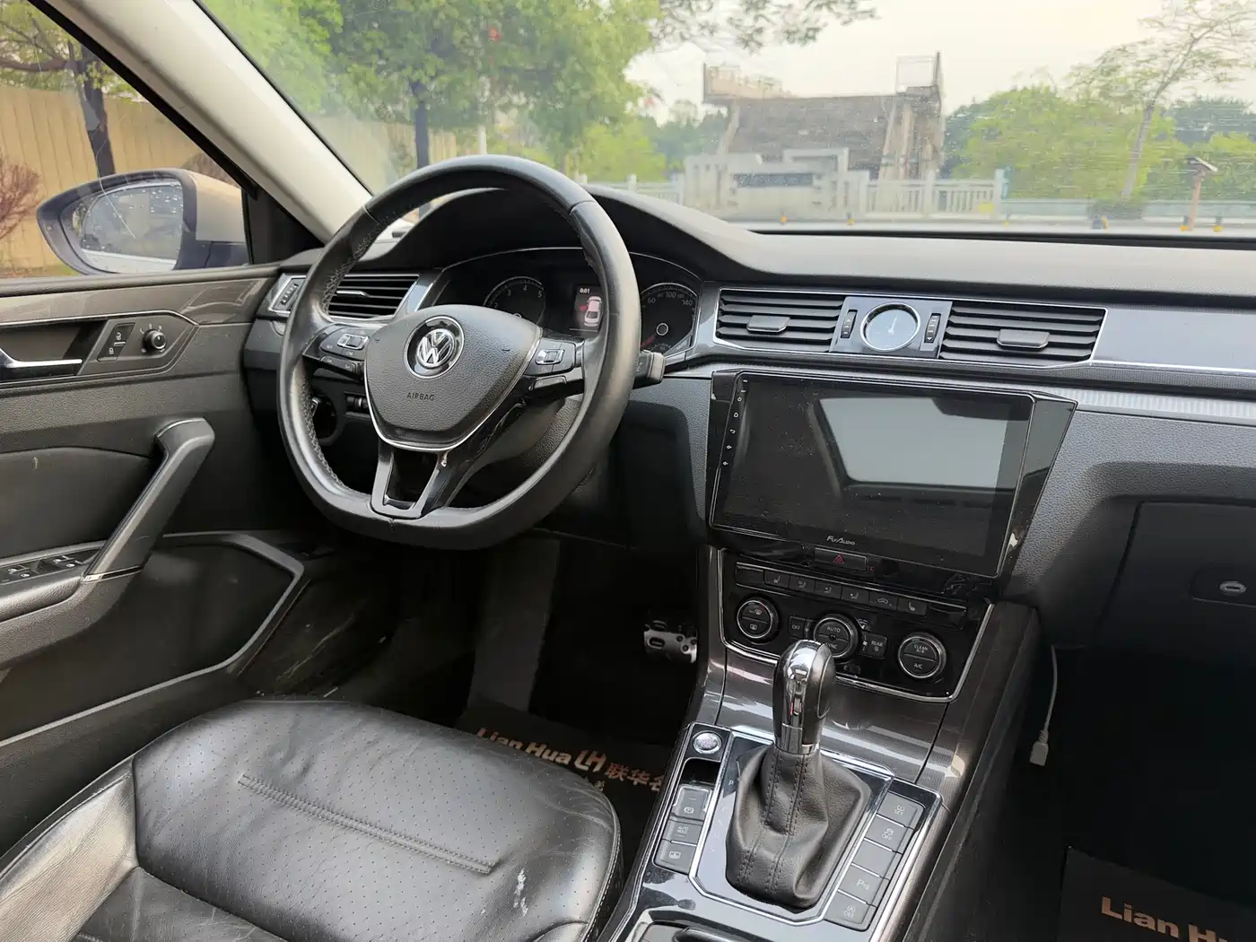 Volkswagen Passat 2017 330TSI DSG Luxury фото 19