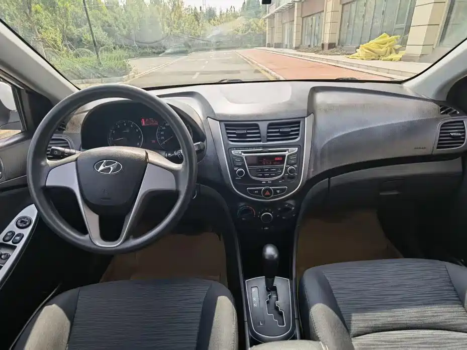 صورة 10 - Hyundai Reina