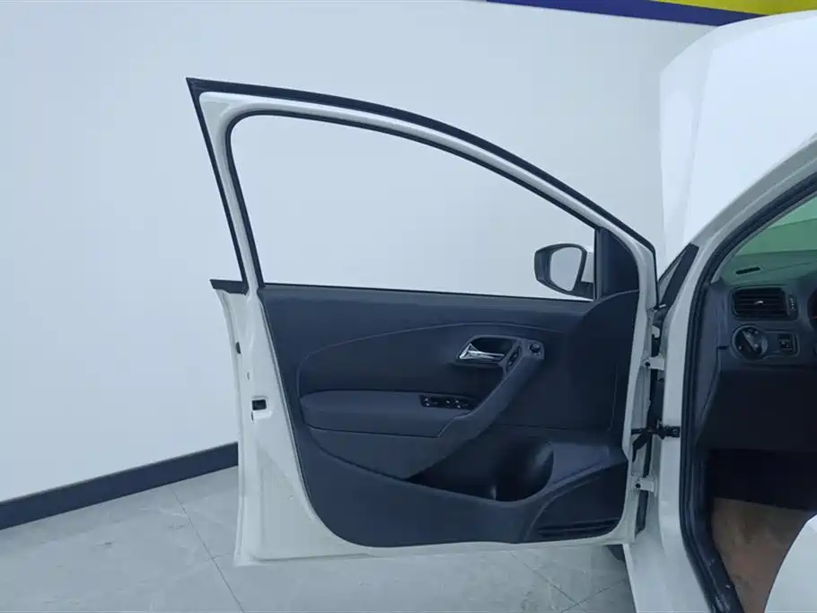 Volkswagen Polo 2016 1.4L Automatic Trend фото 7