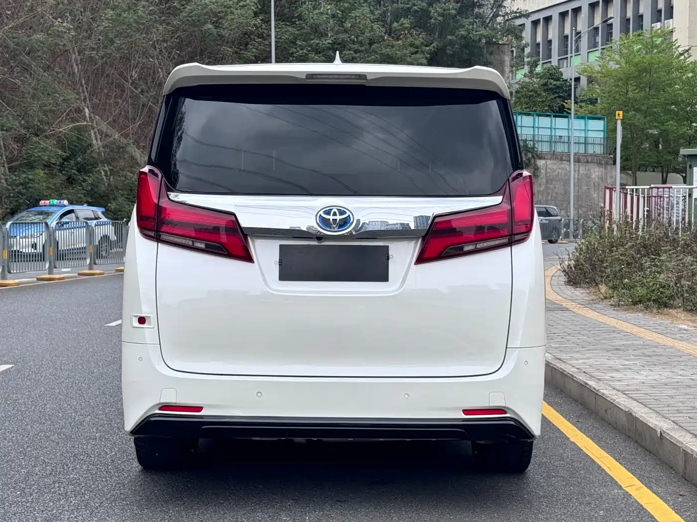 Toyota Alphard 2020 Hybrid 2.5L Premium Edition фото 19