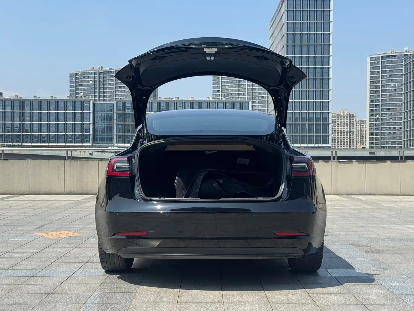 TESLA MODEL 3