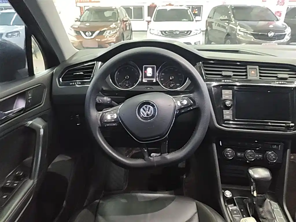 Volkswagen Tiguan L 2019 330TSI Auto 2WD Panorama Comfort Edition China V фото 11