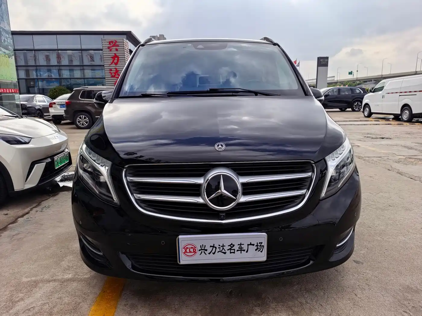Mercedes-Benz V-Class 2018 V 260 L Premium Long Wheelbase Edition China VI фото 2