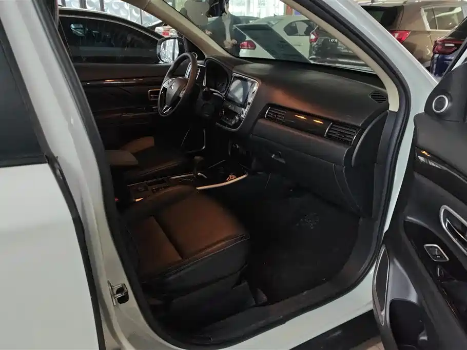 MITSUBISHI OUTLANDER