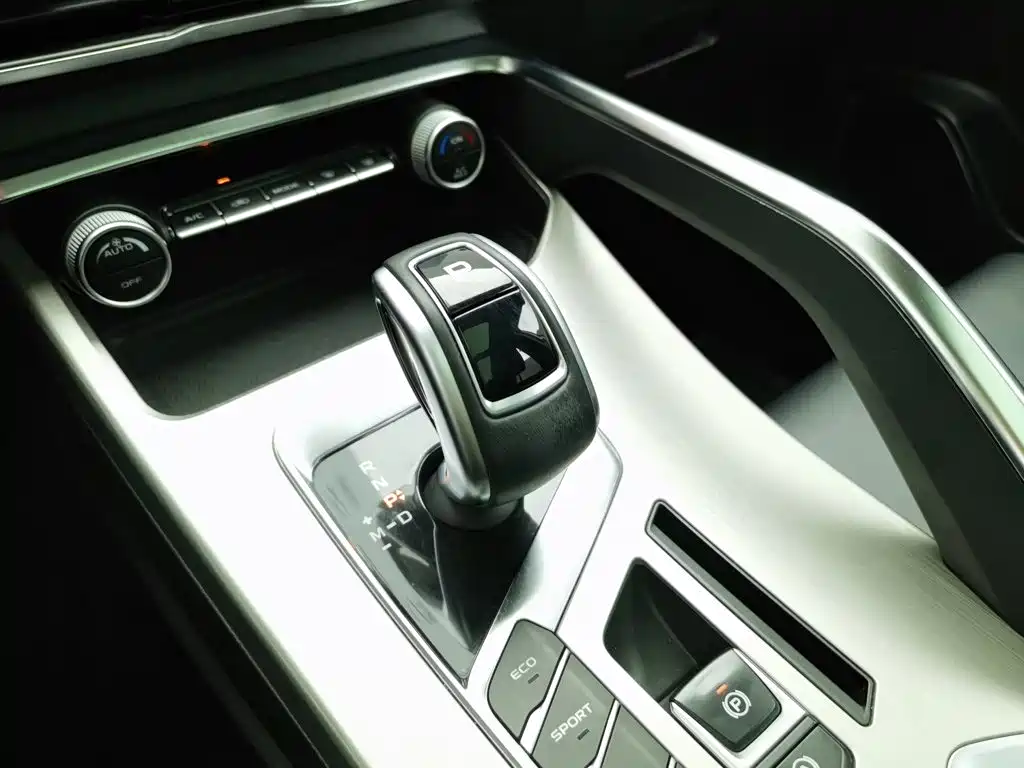 Фото 13 - Geely Coolray