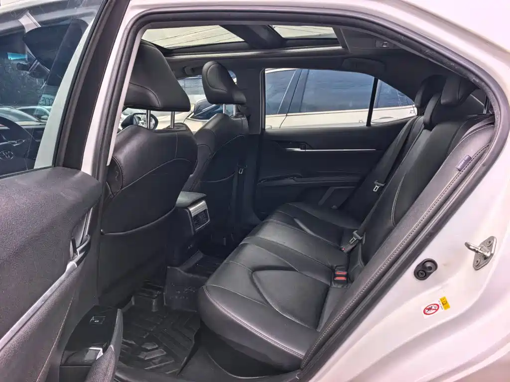 Фото 9 - Toyota Camry