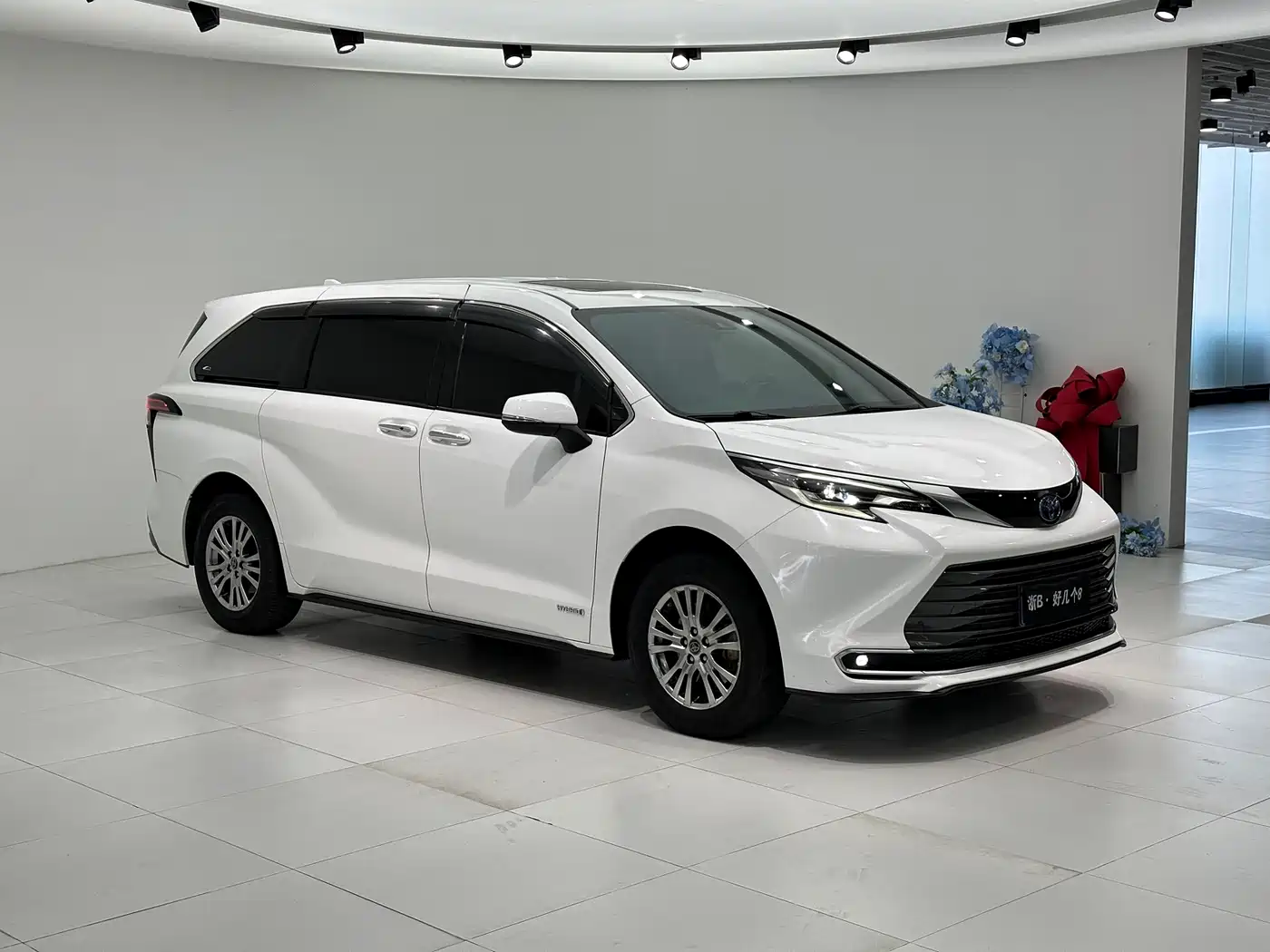 Toyota Sienna 2021 2.5L Hybrid Premium Edition фото 3