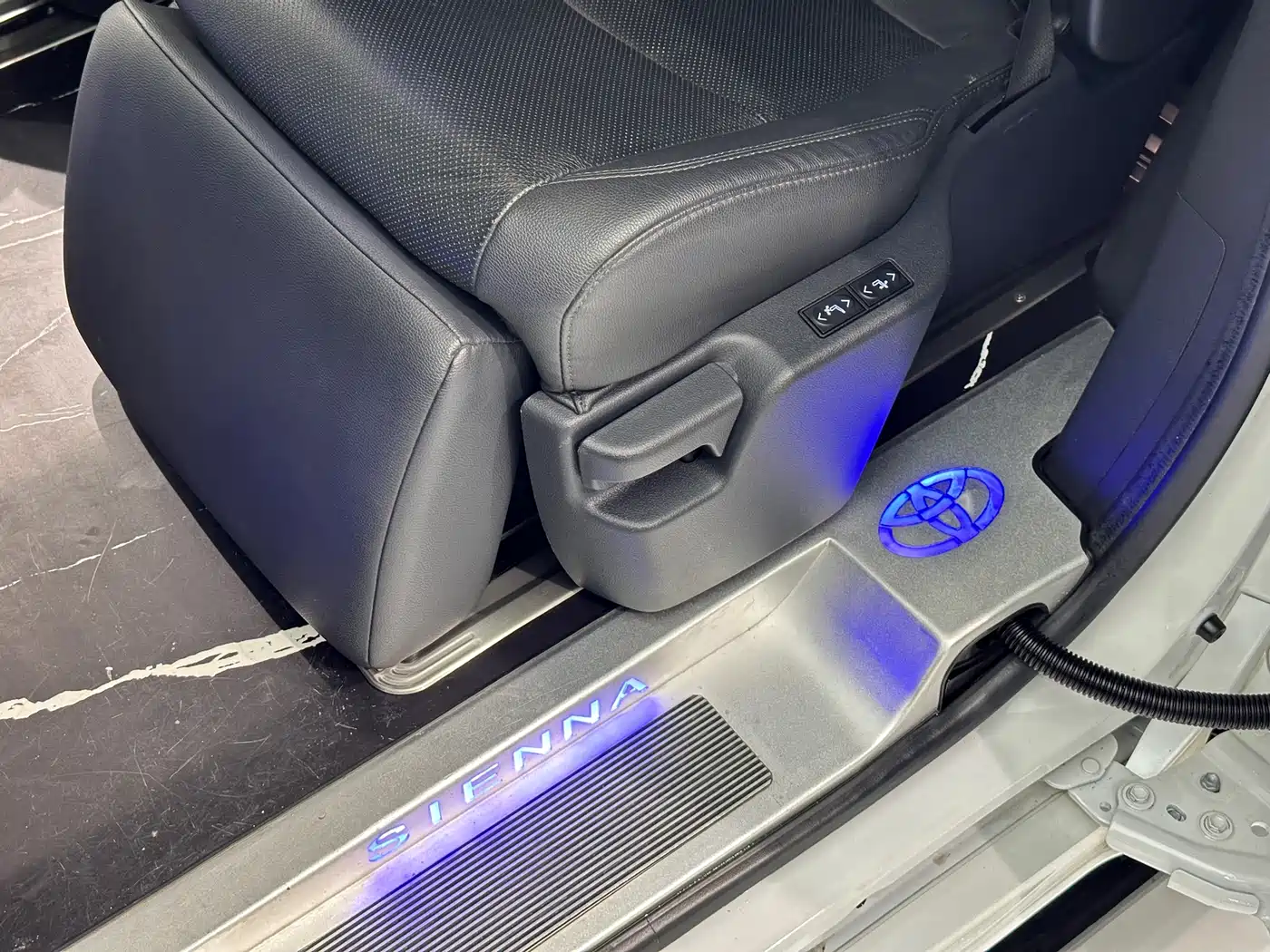 Toyota Sienna 2021 2.5L Hybrid Premium Edition фото 11